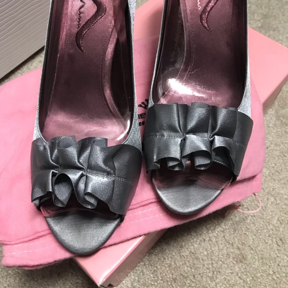 Nina Fulvia Peep Toe Pump in Light Pewter. Size 10 - Picture 2 of 6